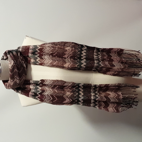 Zig zag patterned black maroon white Scarf - Picture 6 of 6